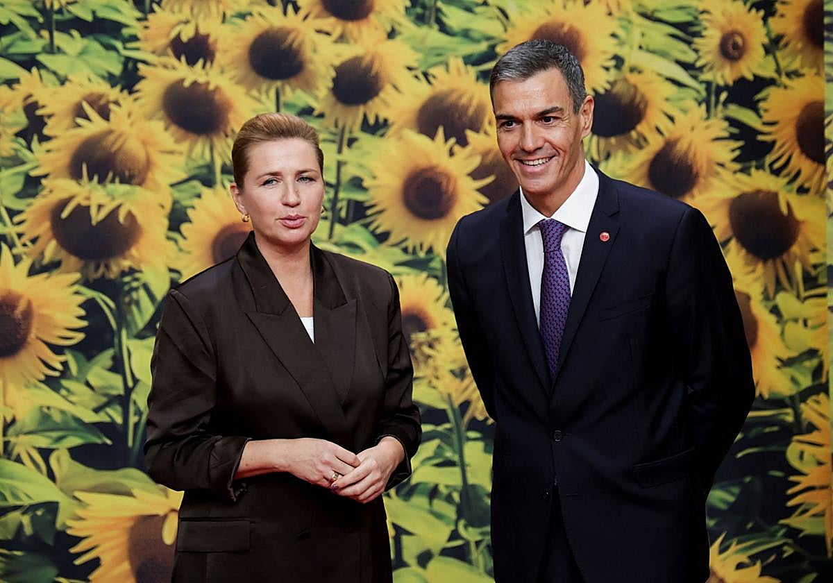 La primera ministra danesa, Mette Frederiksen, con Pedro Sánchez en Copenhague