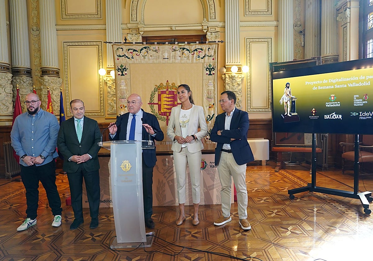 El alcalde de Valladolid, Jesús Julio Carnero, presenta el nuevo sistema de digitalización de las tallas históricas de la Semana Santa de la ciudad