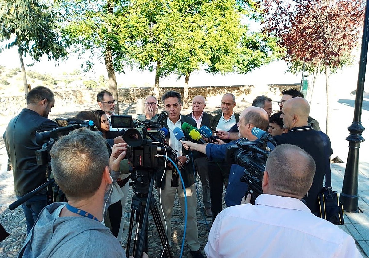 El portavoz de la Plataforma en Defensa de los ríos Tajo y Alberche, Miguel Ángel Sánchez, atiende a los medios en el mirador del puente de San Martín