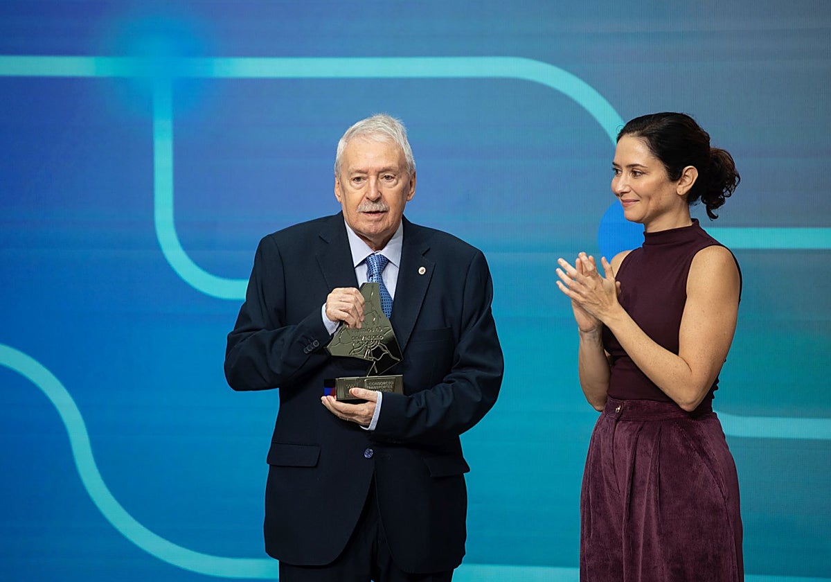 Joaquín Leguina, premiado como impulsor del Consorcio Regional de Transportes, en su 40 aniversario