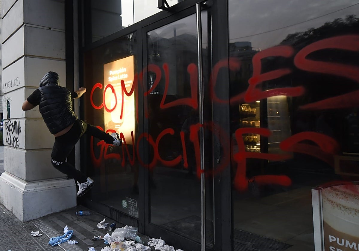Vandalizan el escapare de un comercio, durante la manifestación de este viernes por la tarde, en Barcelona