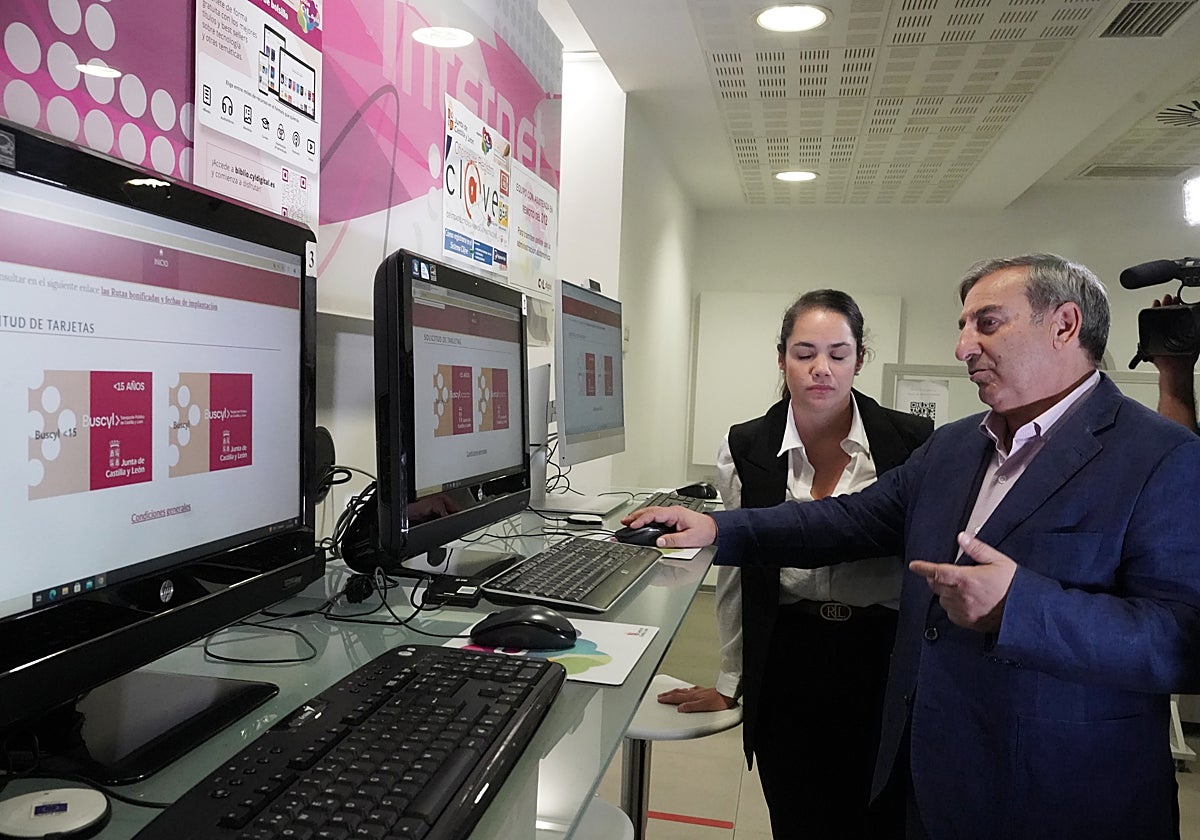 Sanz Merino, durante su visita al centro CyL Digital de Valladolid