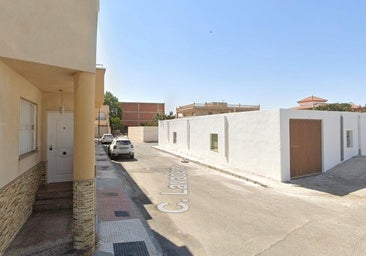 Calle Lavadero de La Mojonera donde encontraron a la mujer muerta en la acera
