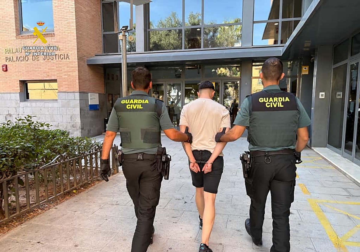 Imagen de dos agentes de la Guardia Civil con el detenido