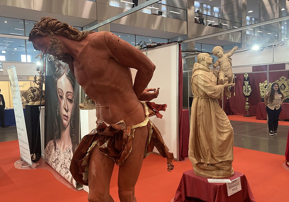 Obras en el expositor de la Asociación de Arte Sacro de Córdoba