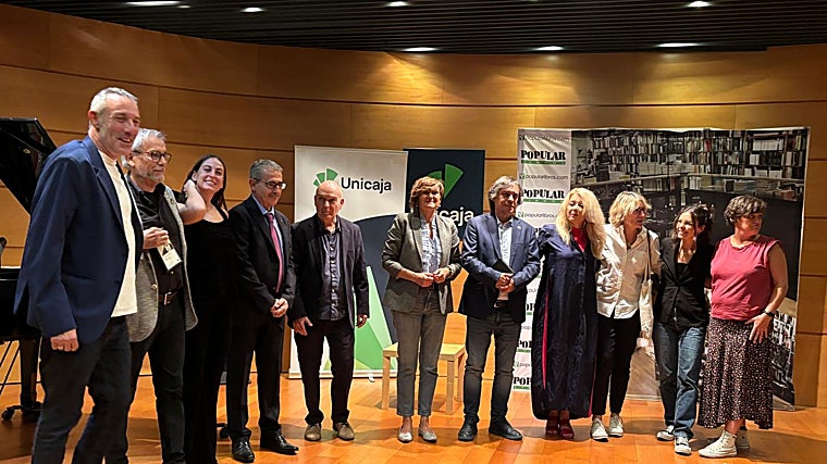 Organizadores y premiados posan tras la gala