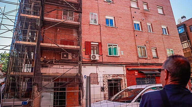 Edificio en el que se produjo la explosión de gas que dejó dos muertos en Vallecas