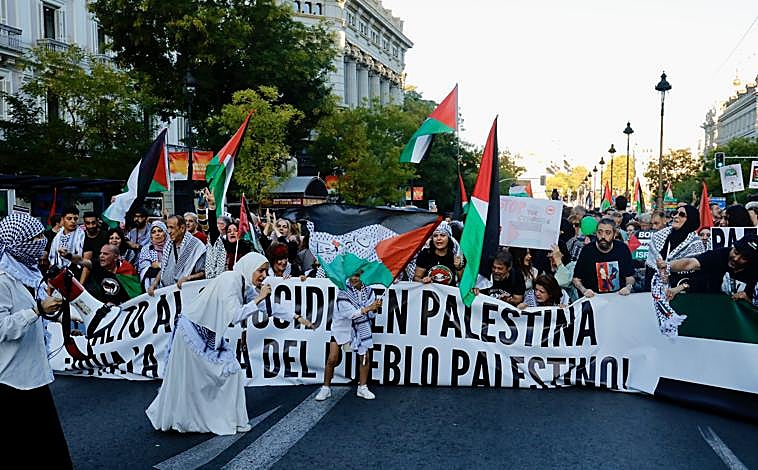 Imagen principal - La manifestación de este sábado en Madrid.