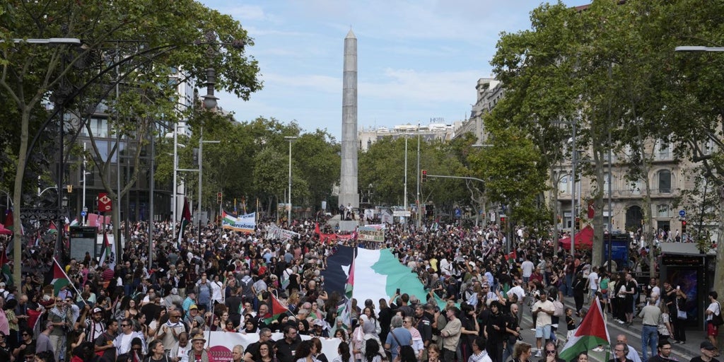 Miles de personas marchan por el centro de Barcelona en una protesta propalestina y de apoyo a la Flotilla