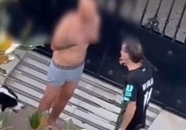 Semidesnudo y armado con un enorme cuchillo: un hombre desata el pánico en el Parque Figueroa en Córdoba