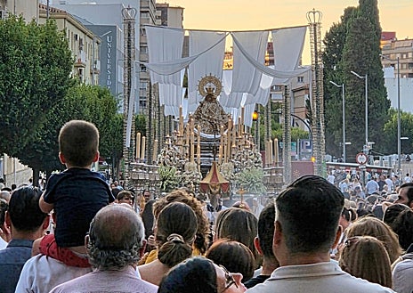 Imagen secundaria 1 - Jaén vive una jornada histórica de fe y devoción con la Magna del Rosario