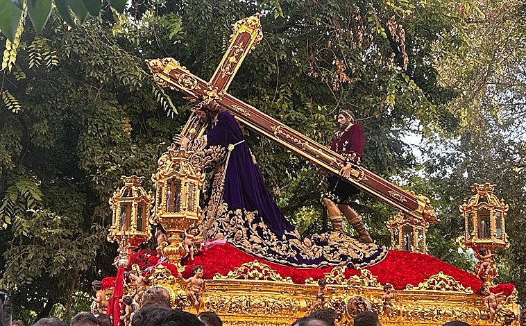 Imagen principal - Jaén vive una jornada histórica de fe y devoción con la Magna del Rosario