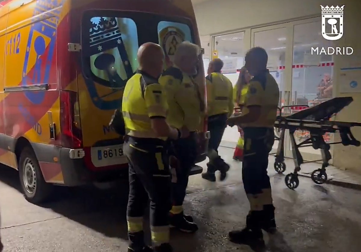 Sanitarios de Samur-PC en el Hospital 12 de Octubre