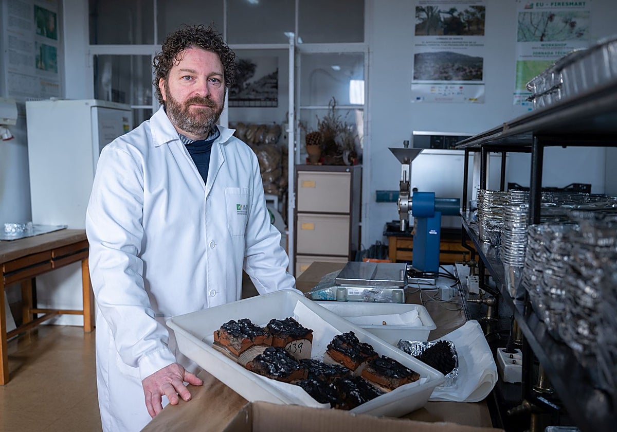 Javier Madrigal, en uno de los laboratorios del CSIC