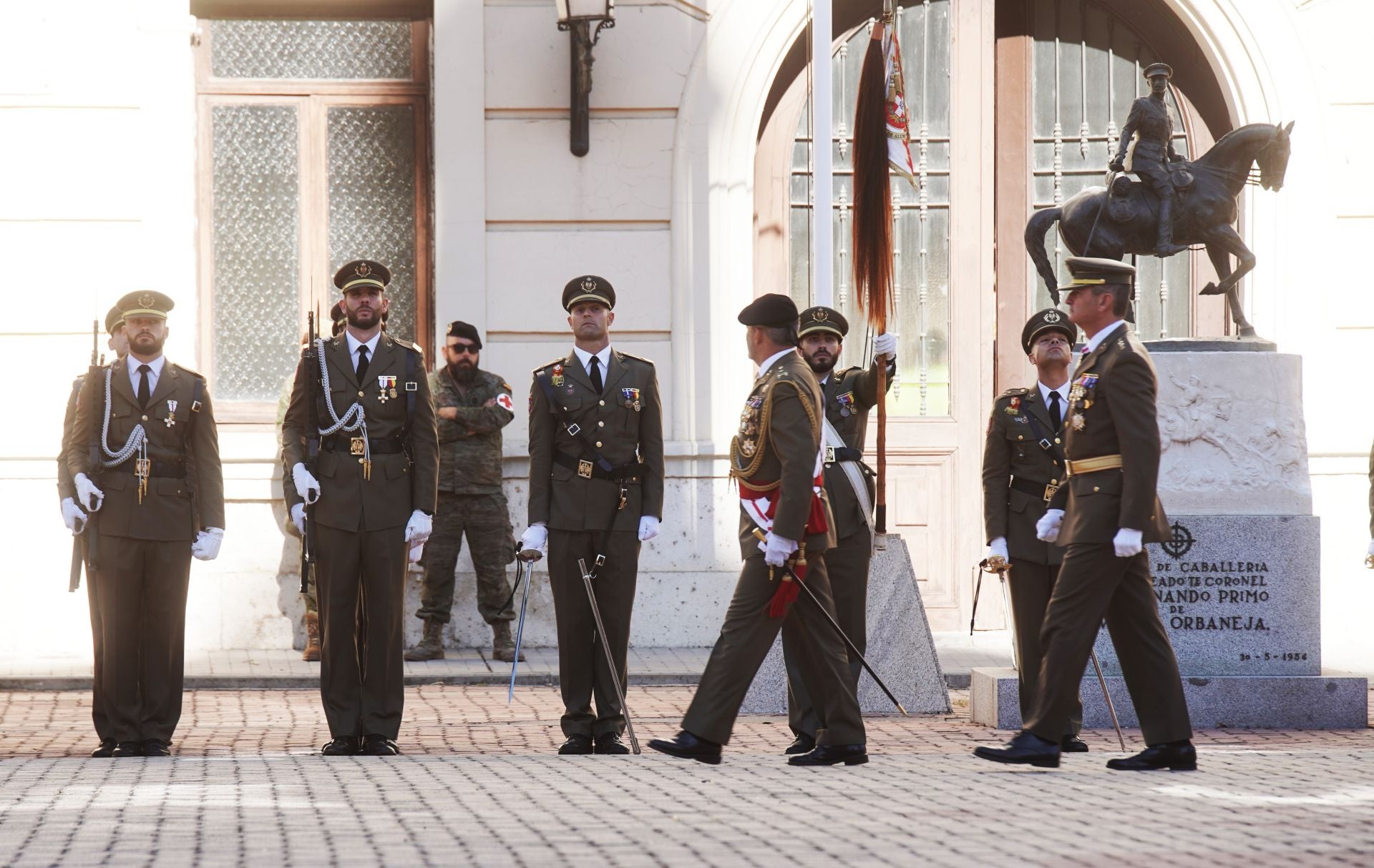 Las imágenes de la jura de bandera civil por los 175 años de la Academia de Caballería de Valladolid