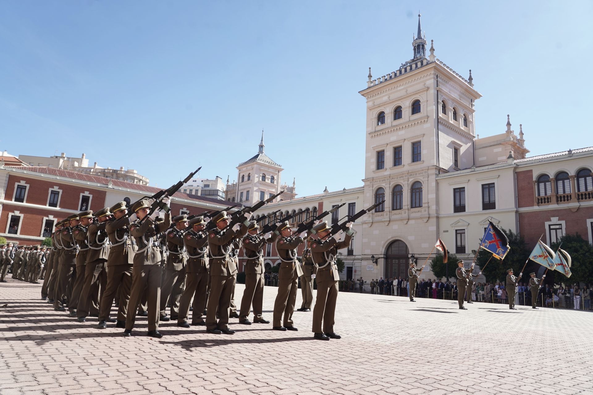 Las imágenes de la jura de bandera civil por los 175 años de la Academia de Caballería de Valladolid