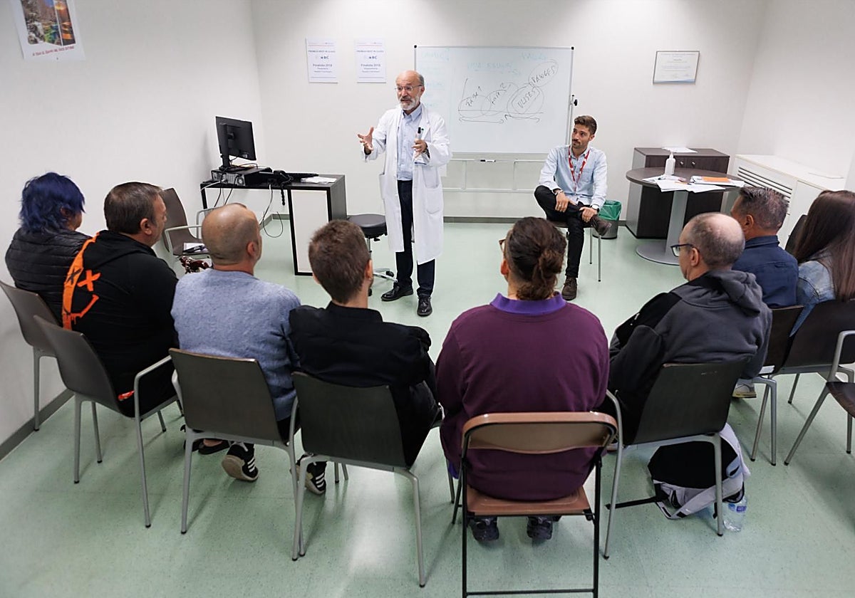 Varios usuarios, en una de las sesiones en el 12 de Octubre, capitaneadas por el doctor Rubio