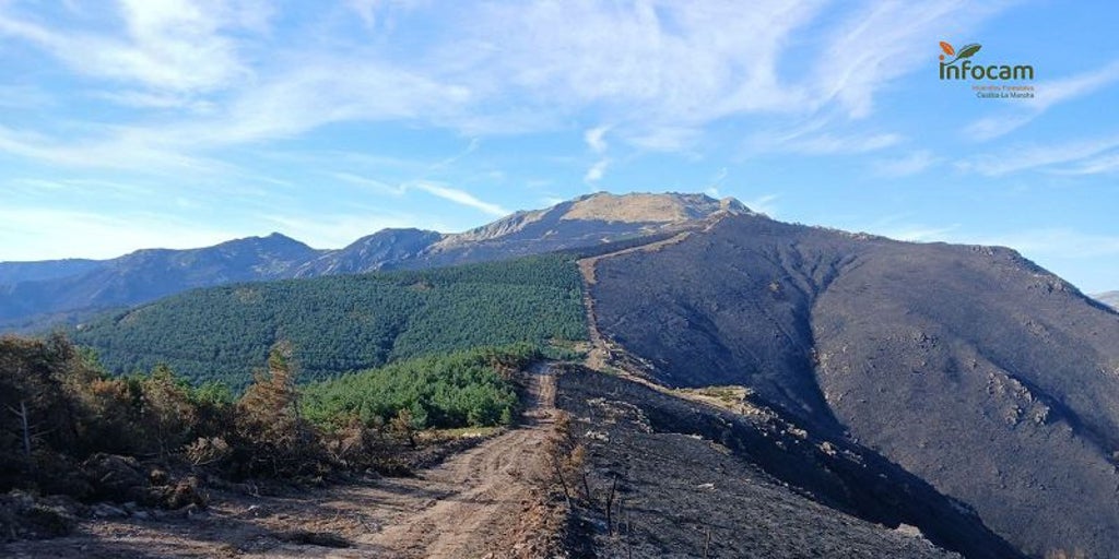 Aunque ya controlado, cuatro medios terrestres y 19 efectivos siguen trabajando en el incendio del Pico del Lobo