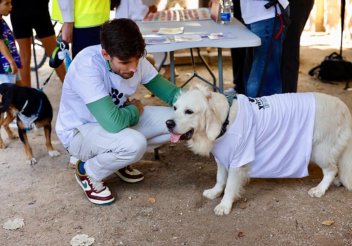 imagen de Juan Carlos Caballero con un perro en los Jardines de Viveros