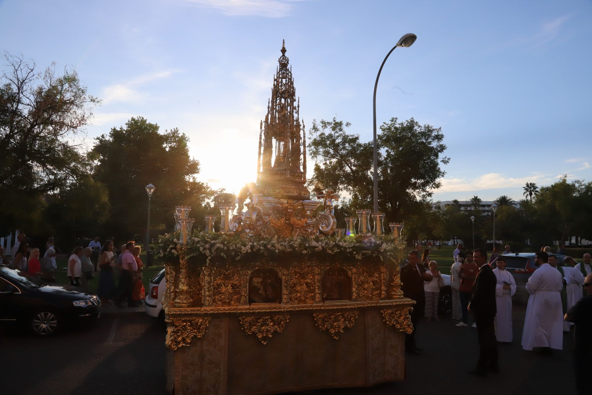 La multitudinaria procesión y la misa con Jesús Sacramentado en la Plaza de toros de Córdoba, en imágenes
