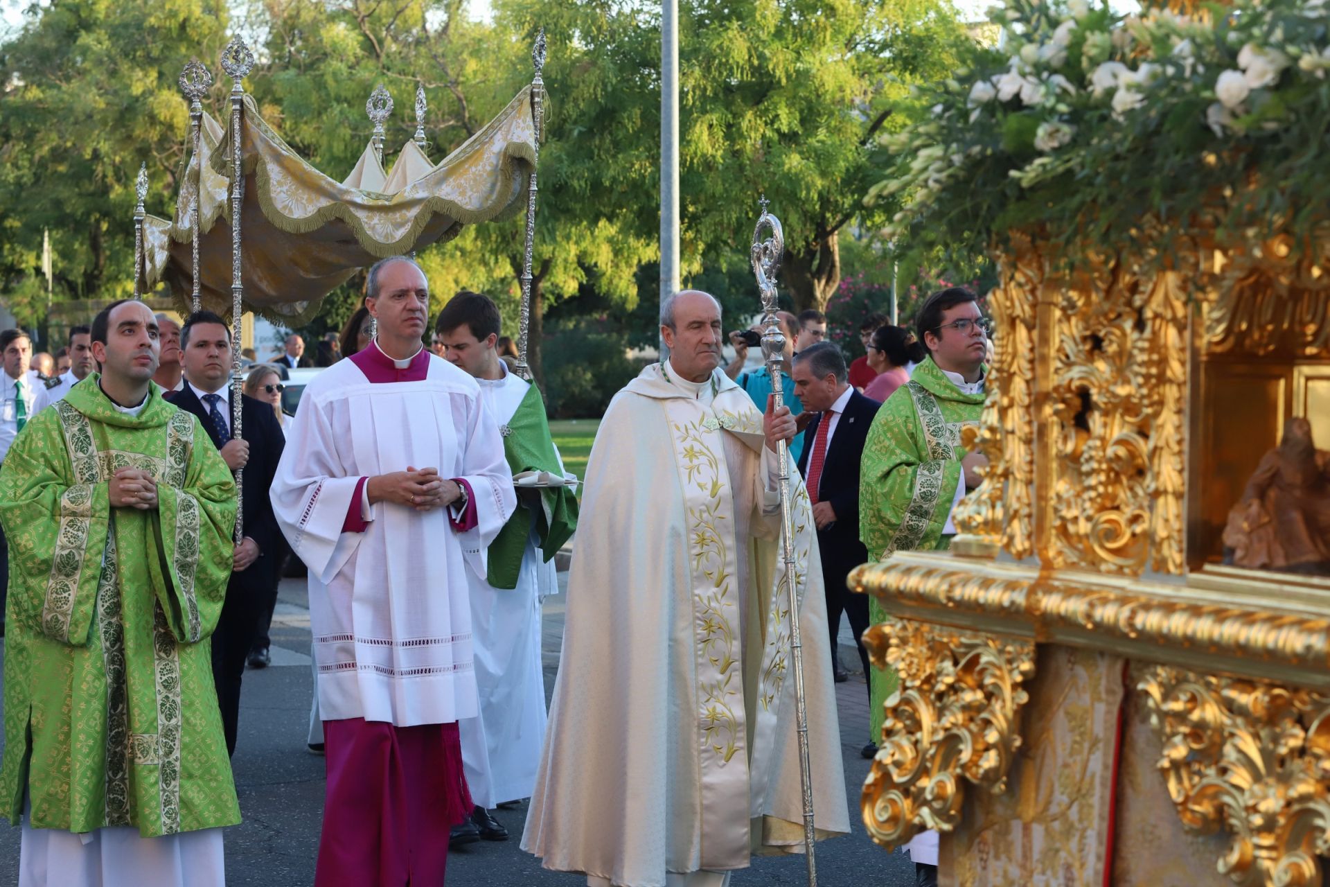 La multitudinaria procesión y la misa con Jesús Sacramentado en la Plaza de toros de Córdoba, en imágenes