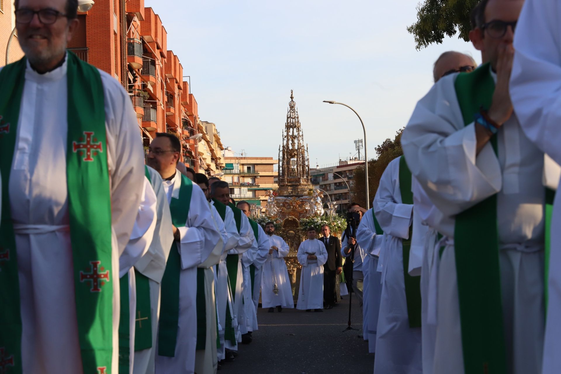 La multitudinaria procesión y la misa con Jesús Sacramentado en la Plaza de toros de Córdoba, en imágenes