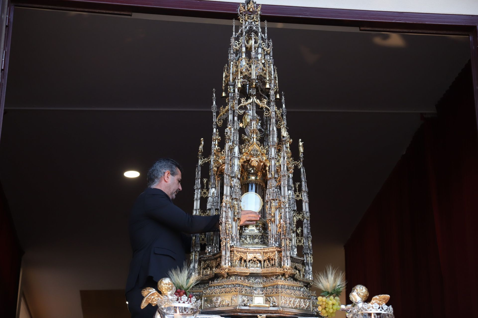 La multitudinaria procesión y la misa con Jesús Sacramentado en la Plaza de toros de Córdoba, en imágenes