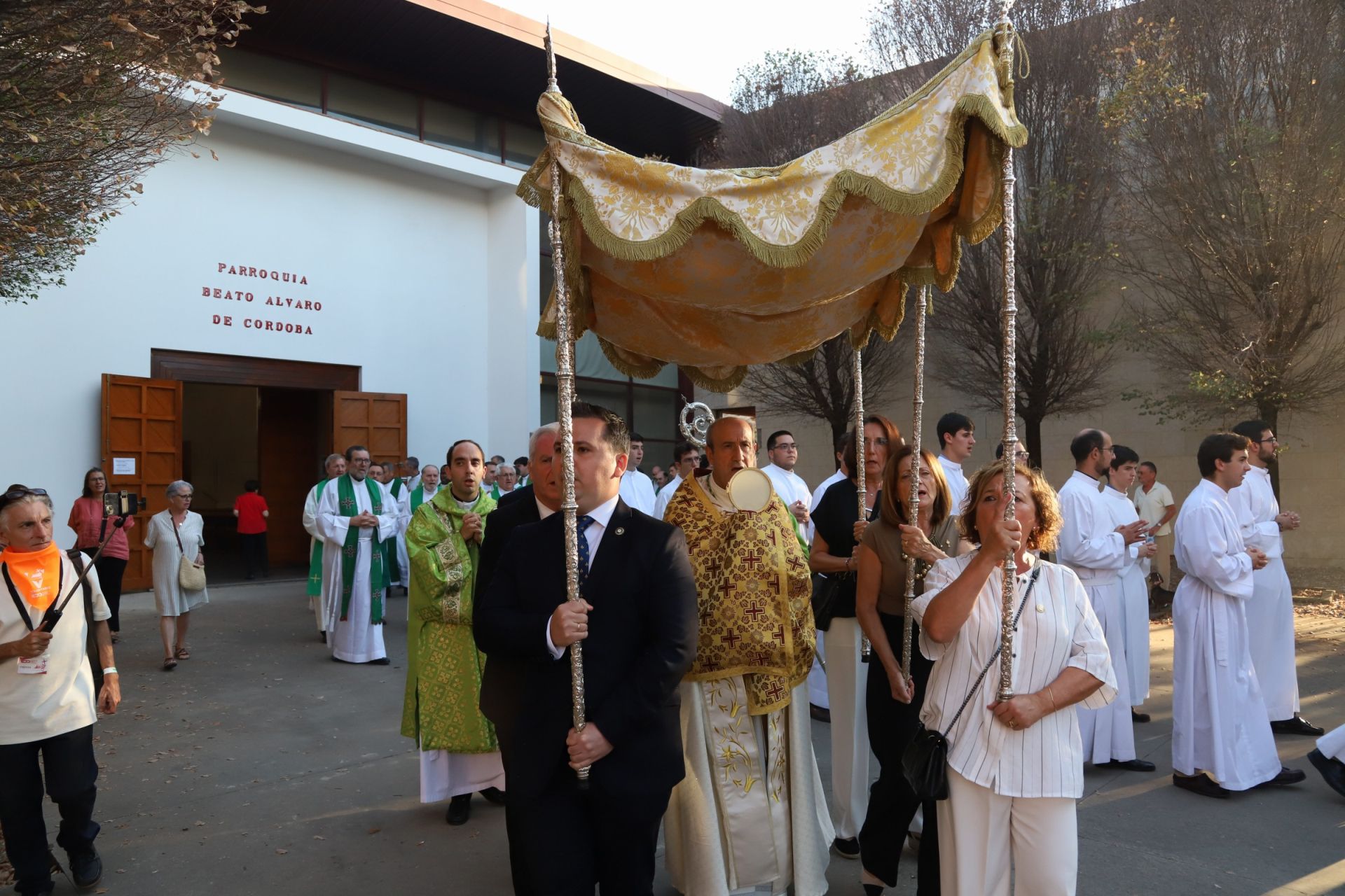 La multitudinaria procesión y la misa con Jesús Sacramentado en la Plaza de toros de Córdoba, en imágenes