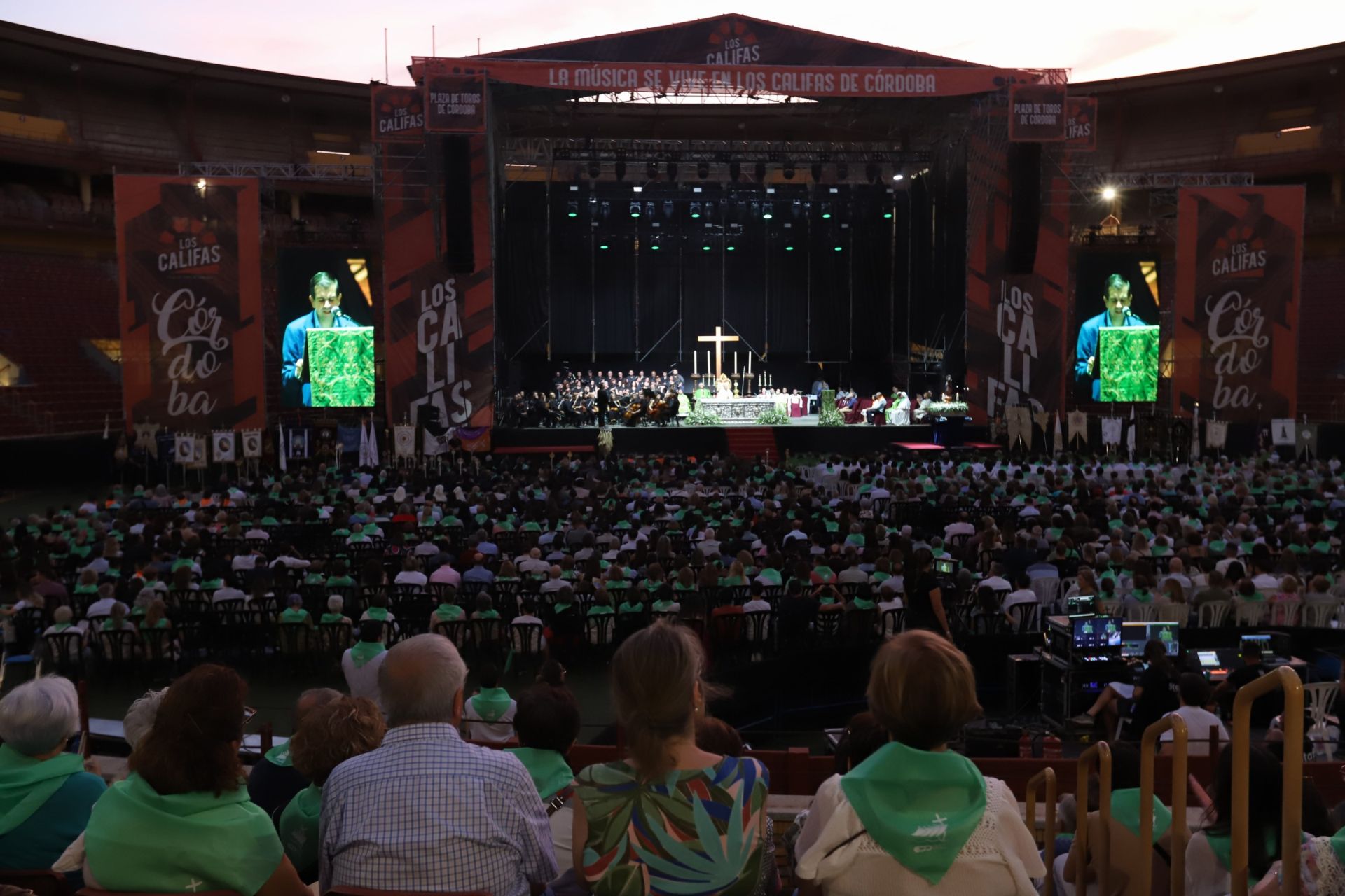 La multitudinaria procesión y la misa con Jesús Sacramentado en la Plaza de toros de Córdoba, en imágenes