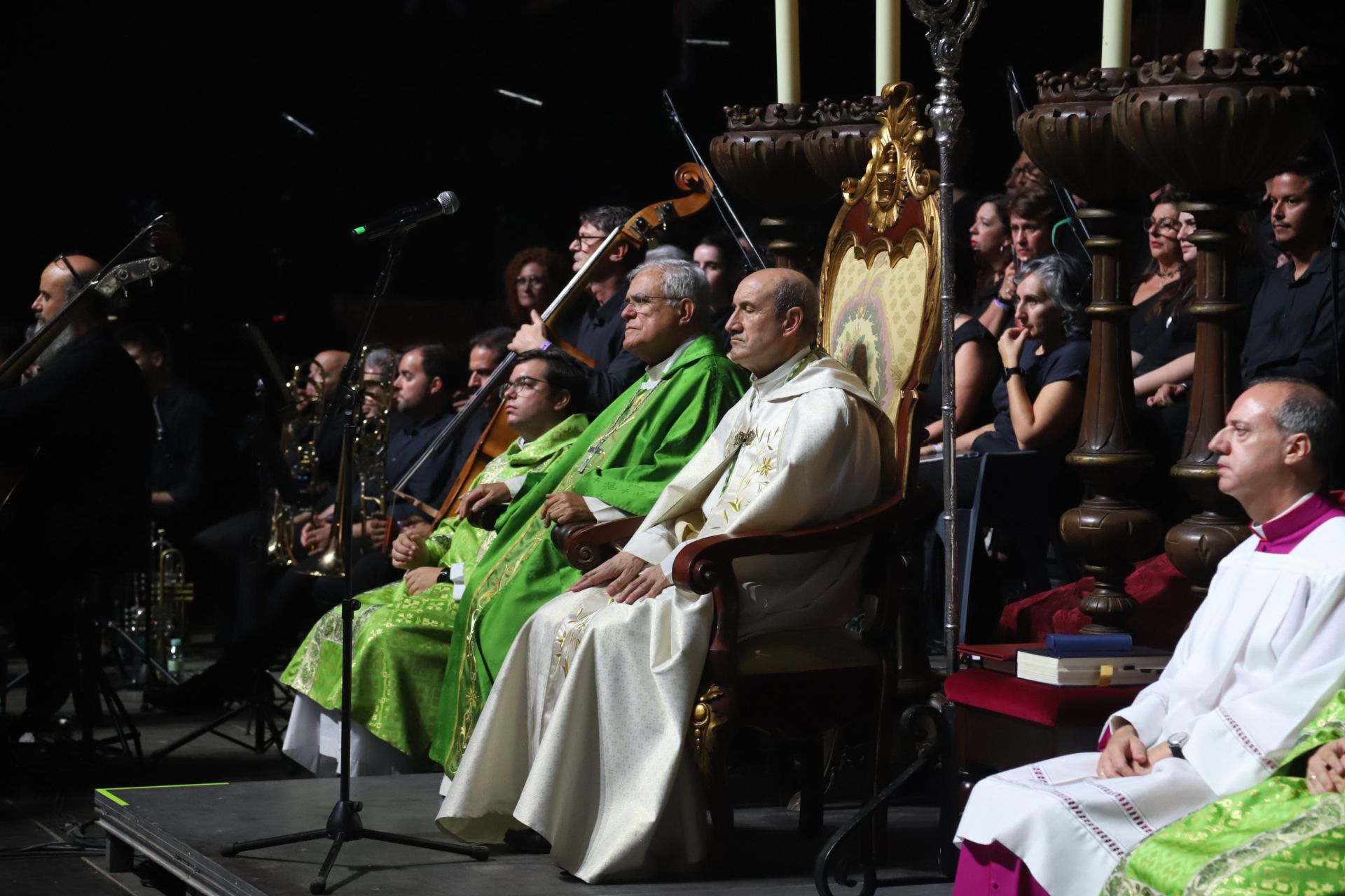 La multitudinaria procesión y la misa con Jesús Sacramentado en la Plaza de toros de Córdoba, en imágenes