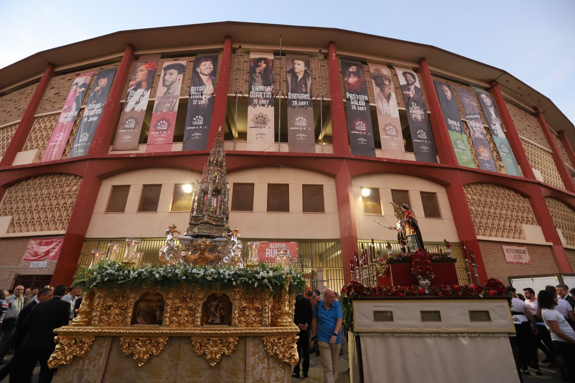La multitudinaria procesión y la misa con Jesús Sacramentado en la Plaza de toros de Córdoba, en imágenes