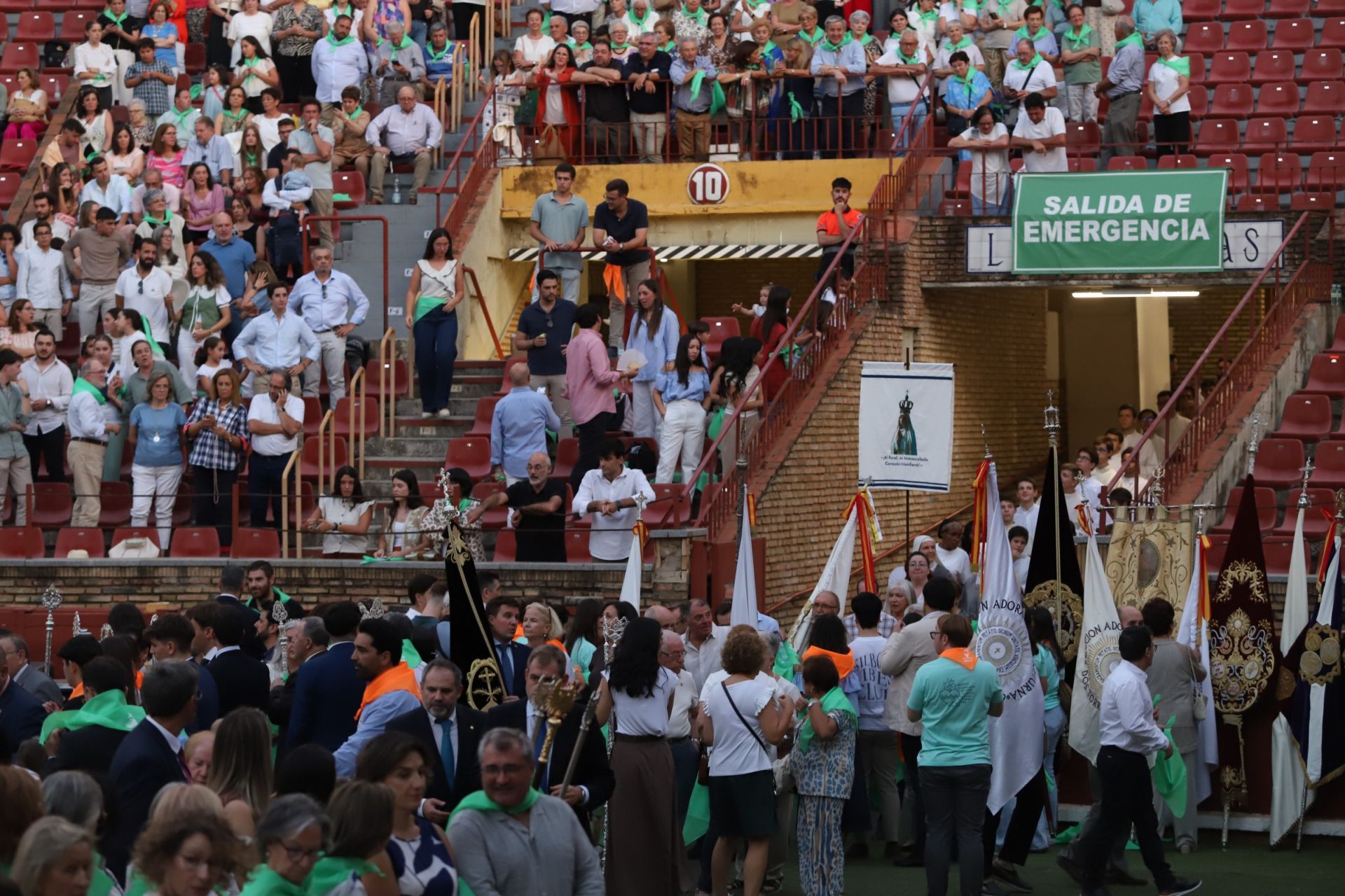 La multitudinaria procesión y la misa con Jesús Sacramentado en la Plaza de toros de Córdoba, en imágenes