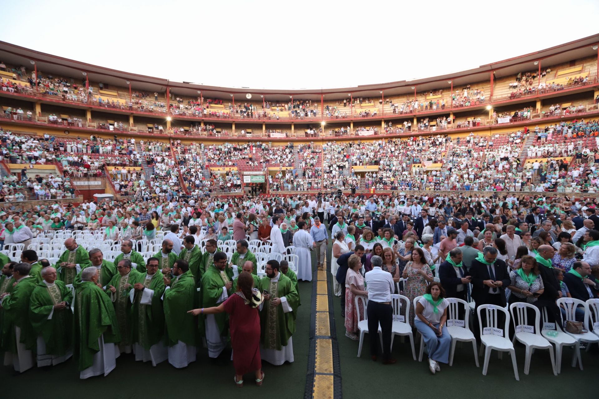 La multitudinaria procesión y la misa con Jesús Sacramentado en la Plaza de toros de Córdoba, en imágenes