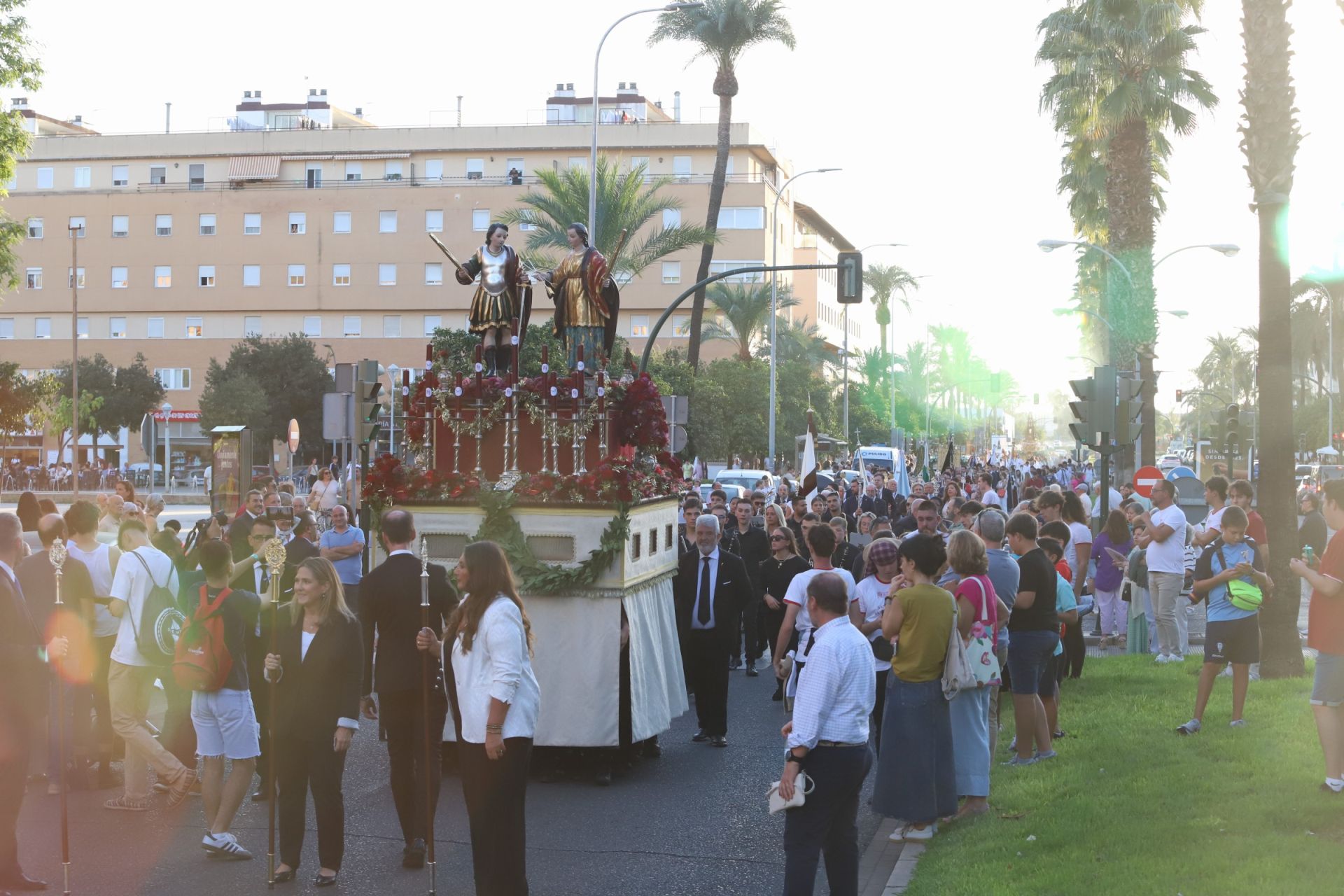 La multitudinaria procesión y la misa con Jesús Sacramentado en la Plaza de toros de Córdoba, en imágenes