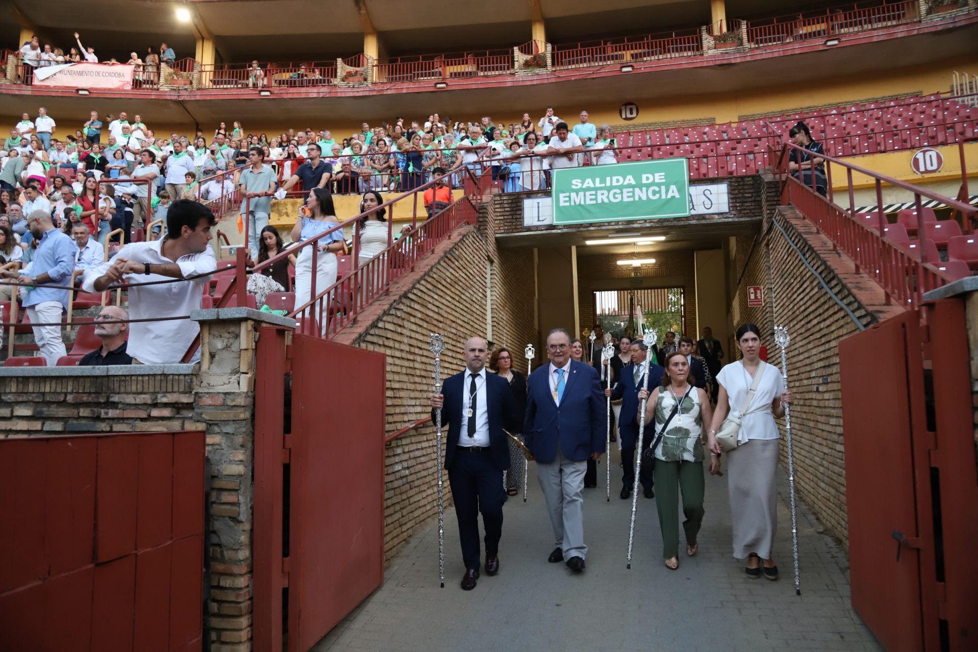 La multitudinaria procesión y la misa con Jesús Sacramentado en la Plaza de toros de Córdoba, en imágenes