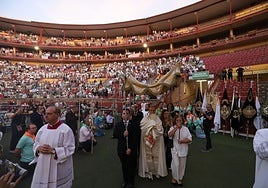 La multitudinaria procesión y la misa con Jesús Sacramentado en la Plaza de toros de Córdoba, en imágenes