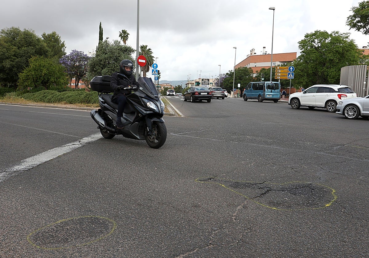 Un motorista sale de un cruce