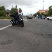 Un motorista sale de un cruce