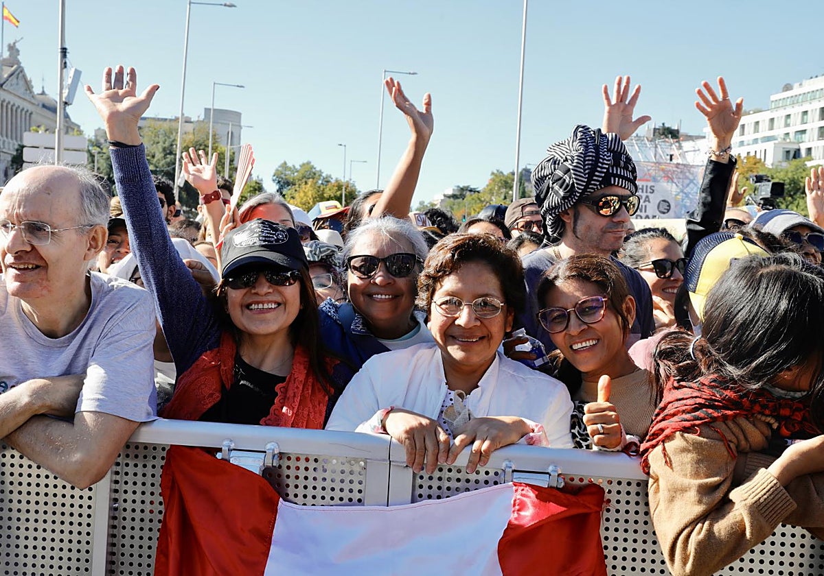 Asistentes al concierto de Gloria Estefan esperan a la artista en la plaza de Colón