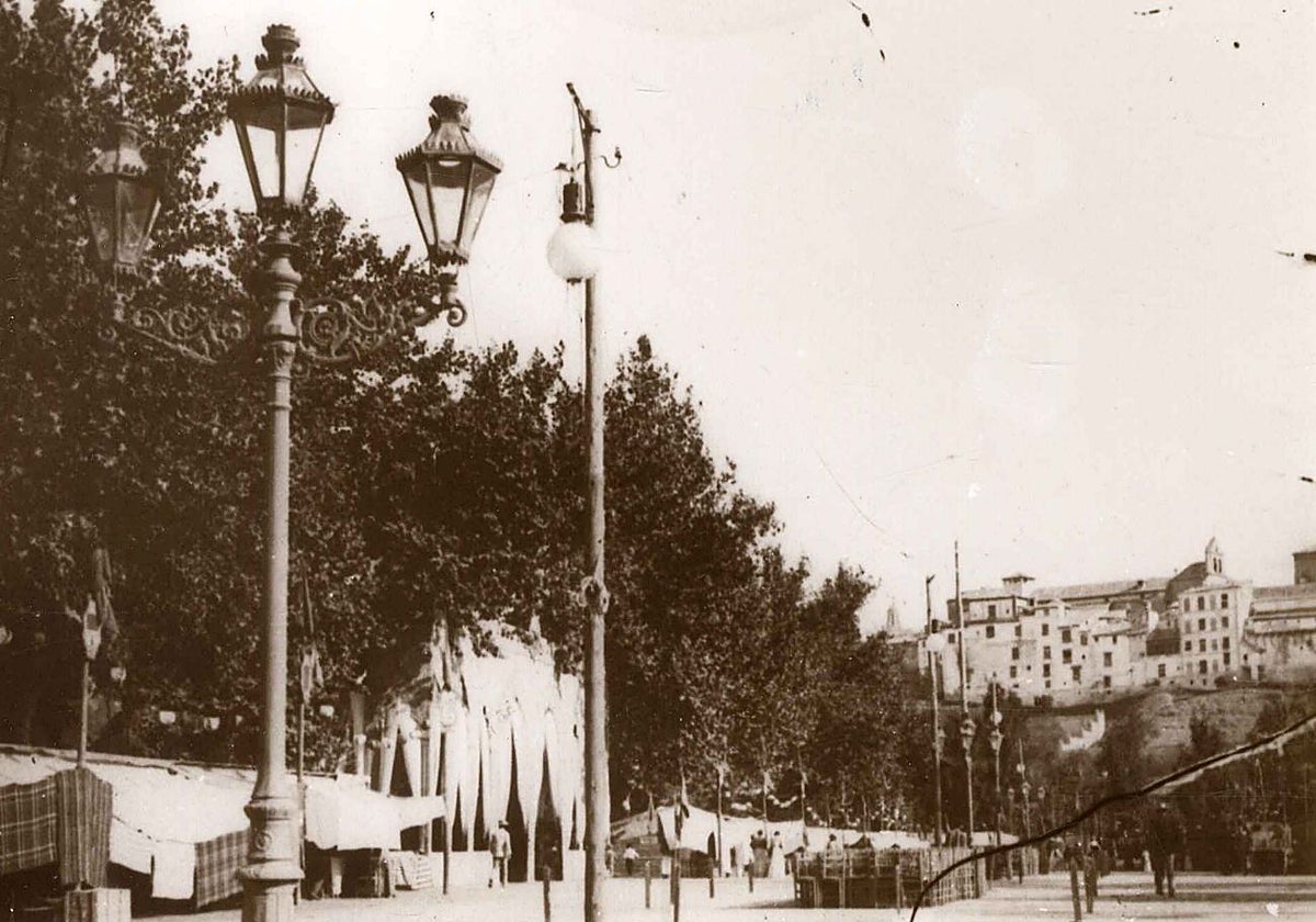 Salón central del paseo de Merchán a principios del siglo XX. En el lateral izquierdo se aprecian los puestos colocados durante la feria. En el medio las sillas apiladas que se alquilaban al público en la temporada de verano