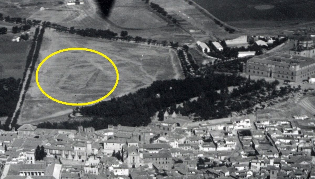 Vista aérea (ca.1929) de Merchán y la vacía explanada de la Vega Baja que acogería años después la barriada de los Bloques. El círculo indica la huella del velódromo ciclista que existió entre 1897 y 1912. Archivo Municipal de Toledo