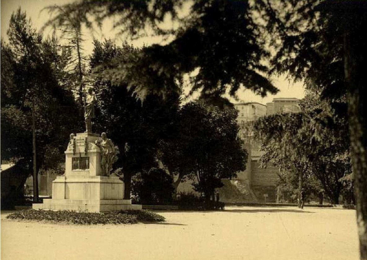 El monumento al comandante Villamartín estuvo en el centro de la Vega entre 1925 y 1933, siendo trasladado después a la explanada del Alcázar. Fotografía de Loty. Archivo Municipal de Toledo. Colección L. Alba