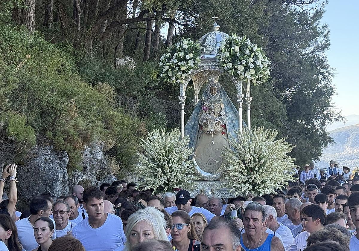 En imágenes, el devocional regreso de la Virgen de la Sierra de Cabra a su santuario