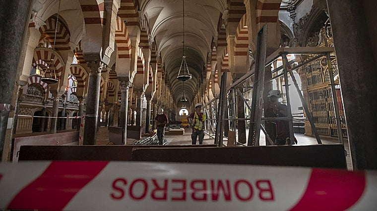 Trabajo en la Mezquita-Catedral de Córdoba tras el incendio