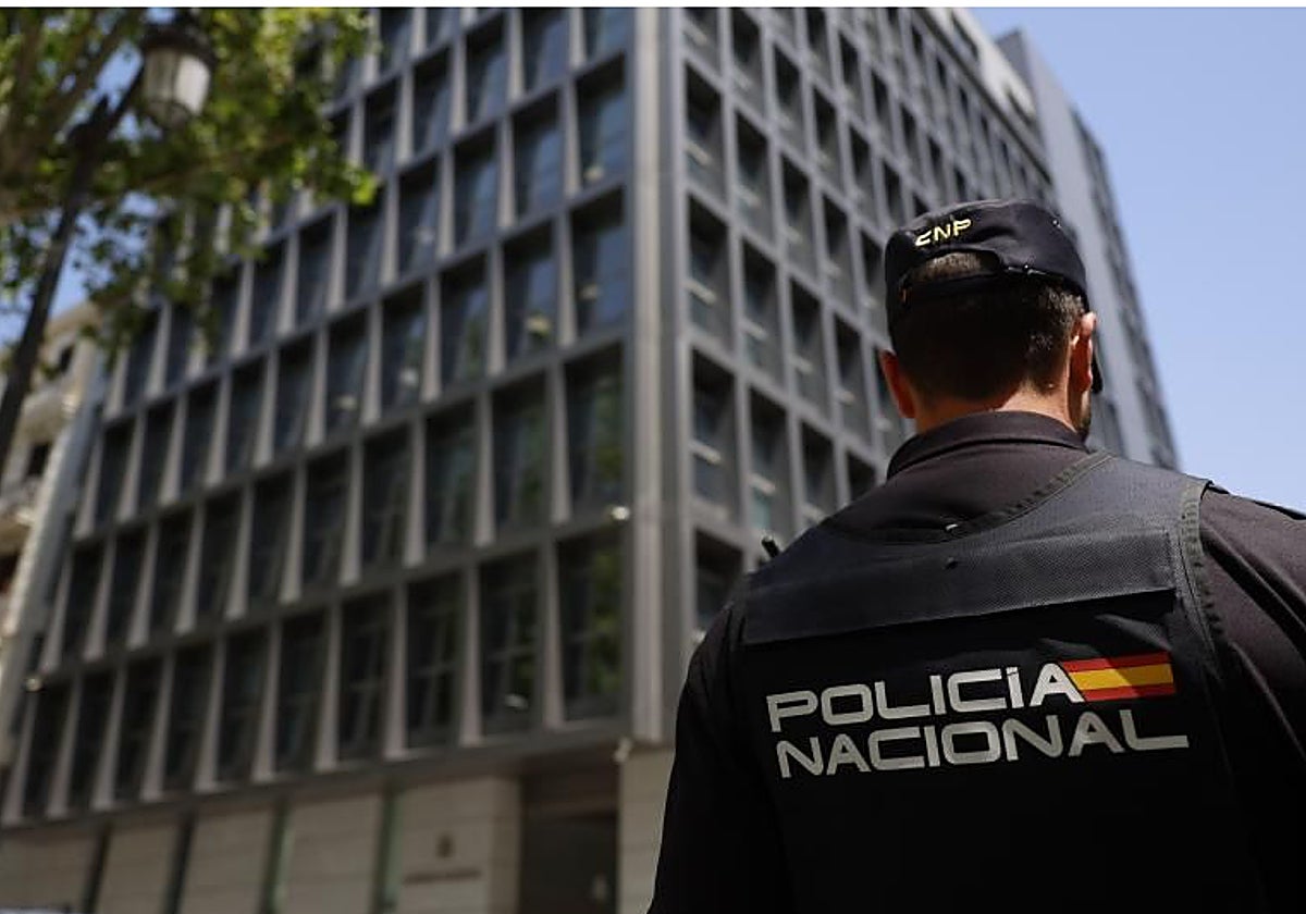 Marlaska niega discriminación en la Policía Nacional tras condecorarse a dos hombres y no a una mujer en un operativo en Cuenca