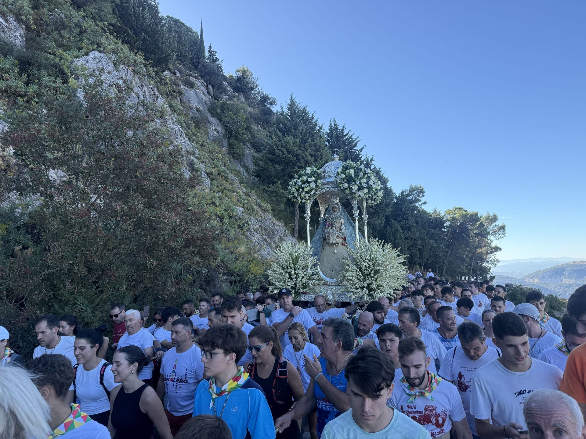 En imágenes, el devocional regreso de la Virgen de la Sierra de Cabra a su santuario
