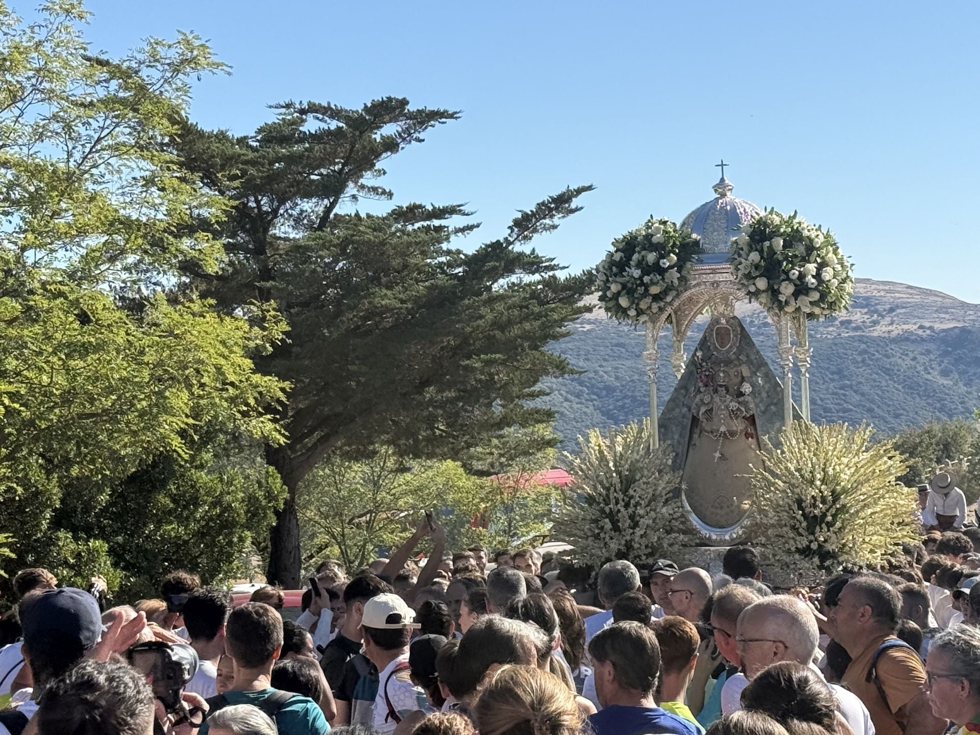 En imágenes, el devocional regreso de la Virgen de la Sierra de Cabra a su santuario