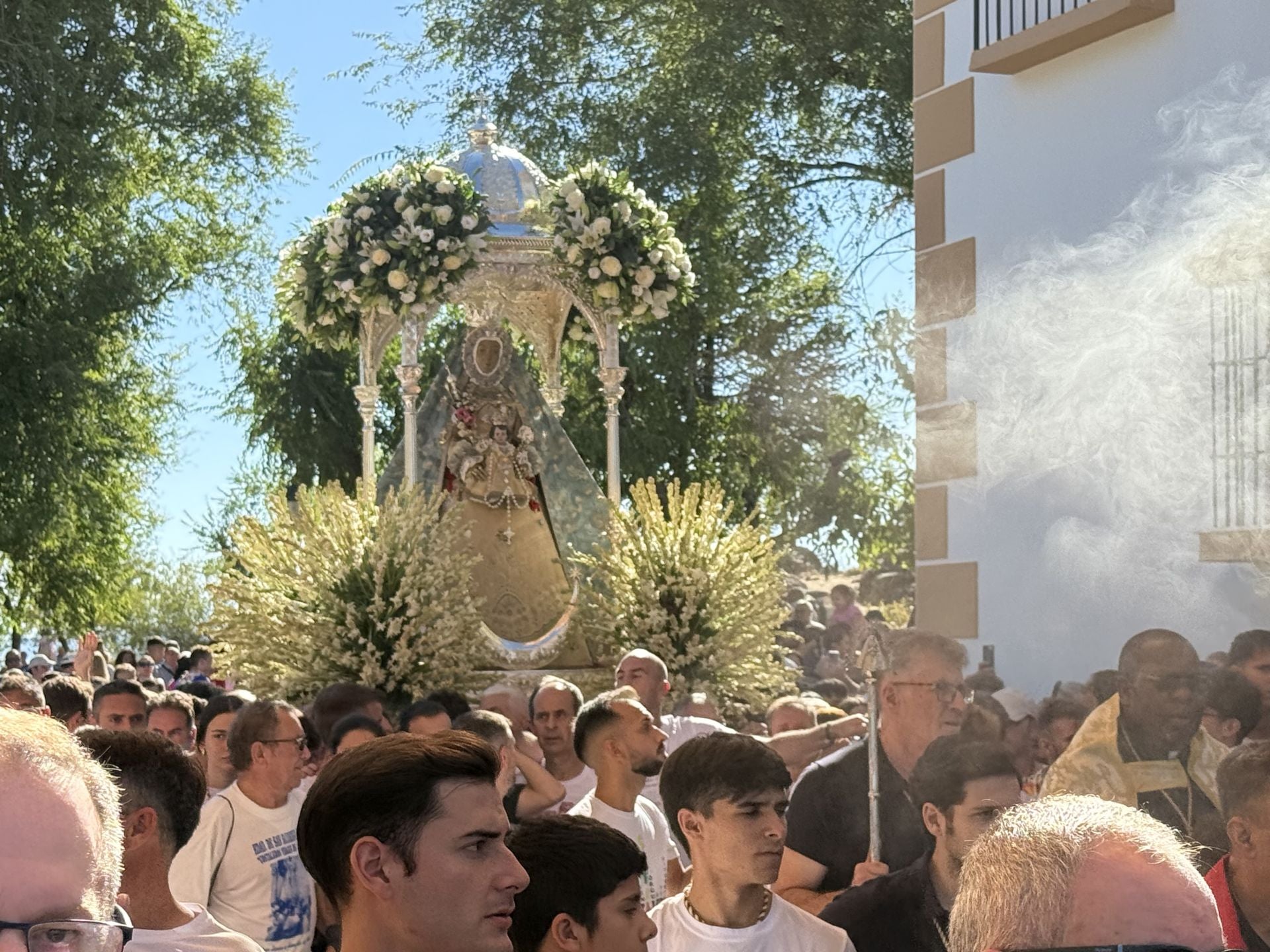 En imágenes, el devocional regreso de la Virgen de la Sierra de Cabra a su santuario