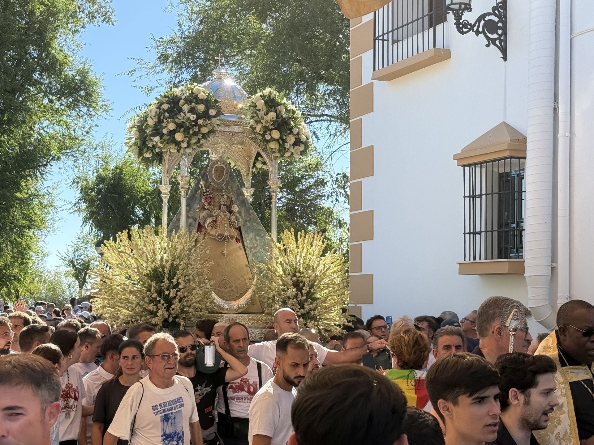 En imágenes, el devocional regreso de la Virgen de la Sierra de Cabra a su santuario
