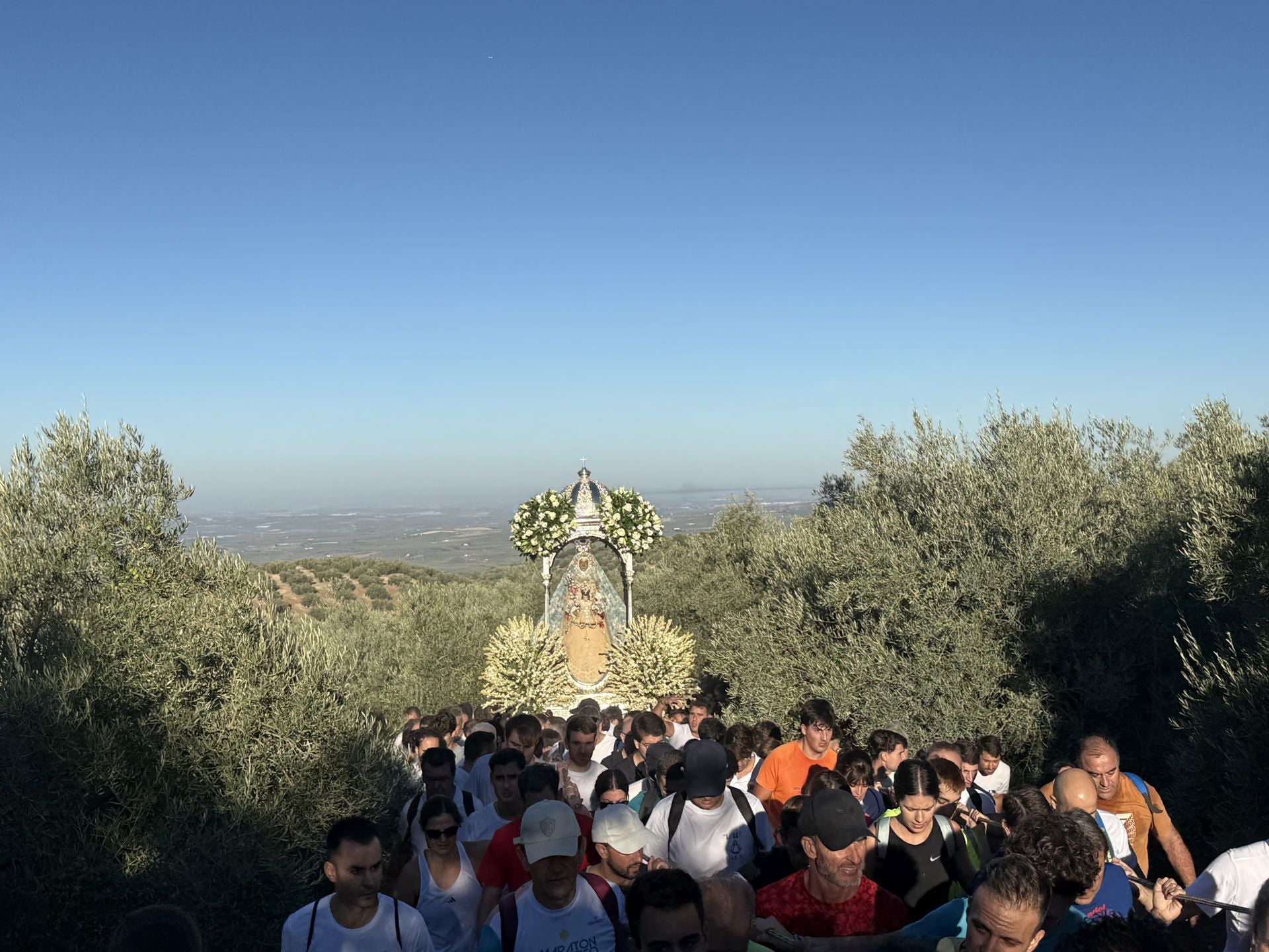 En imágenes, el devocional regreso de la Virgen de la Sierra de Cabra a su santuario